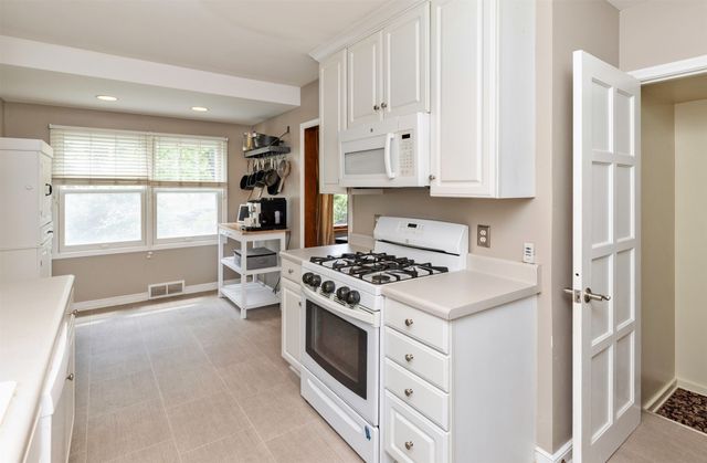 5621 Harwood Drive, Des Moines, IA 50312