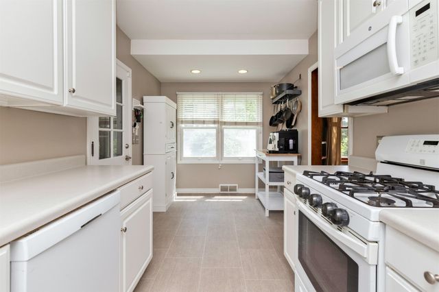 5621 Harwood Drive, Des Moines, IA 50312