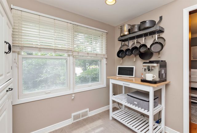 5621 Harwood Drive, Des Moines, IA 50312