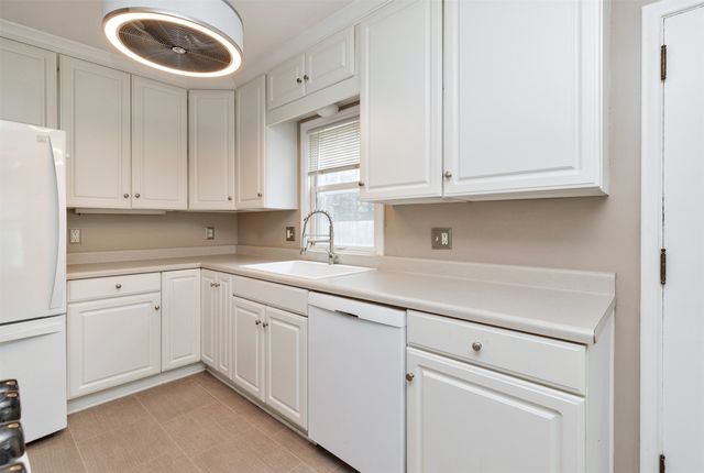 5621 Harwood Drive, Des Moines, IA 50312