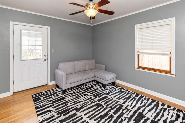 5621 Harwood Drive, Des Moines, IA 50312