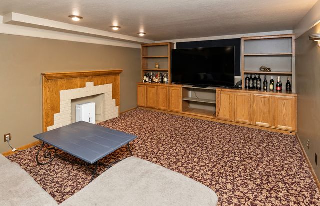 5621 Harwood Drive, Des Moines, IA 50312