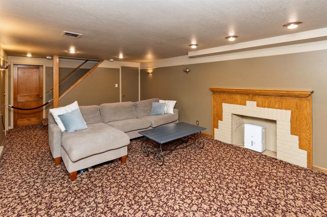 5621 Harwood Drive, Des Moines, IA 50312