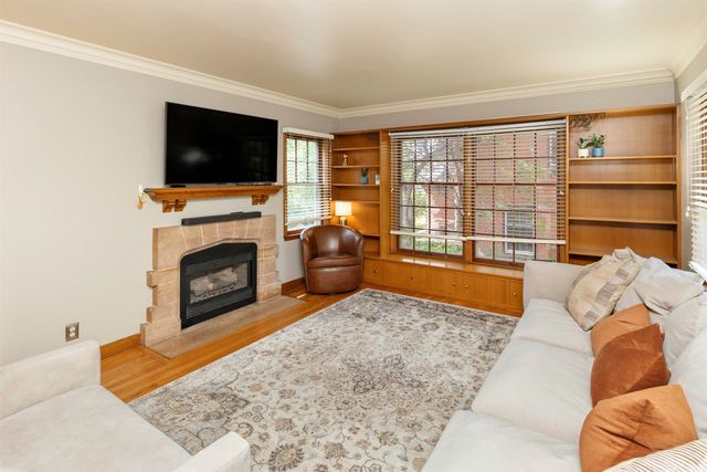 5621 Harwood Drive, Des Moines, IA 50312