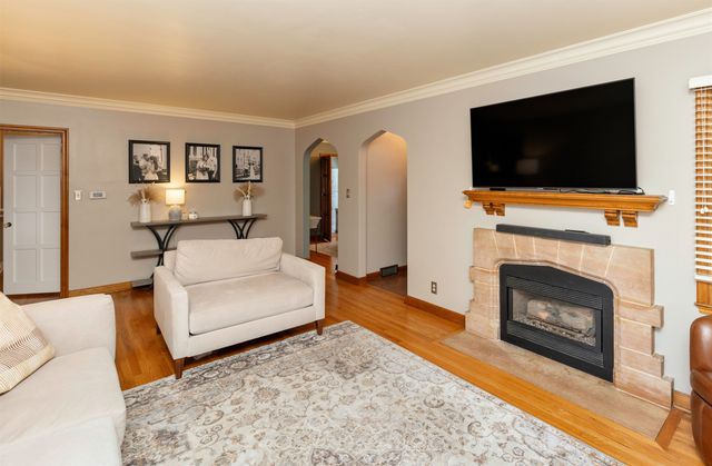 5621 Harwood Drive, Des Moines, IA 50312