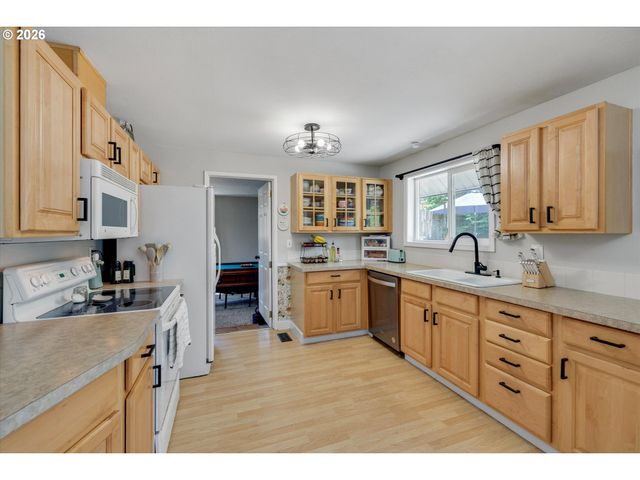 1563 Ne VILLAGE SQUIRE Ct, Gresham, OR 97030