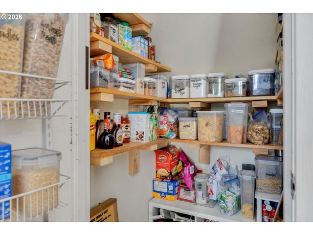 1563 Ne VILLAGE SQUIRE Ct, Gresham, OR 97030
