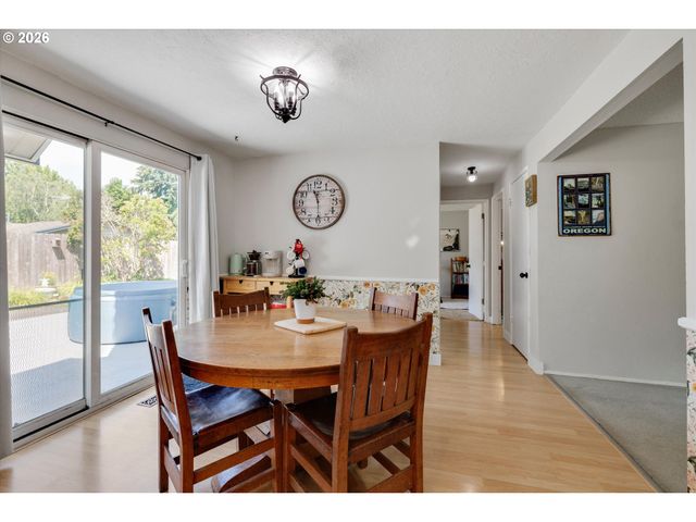1563 Ne VILLAGE SQUIRE Ct, Gresham, OR 97030
