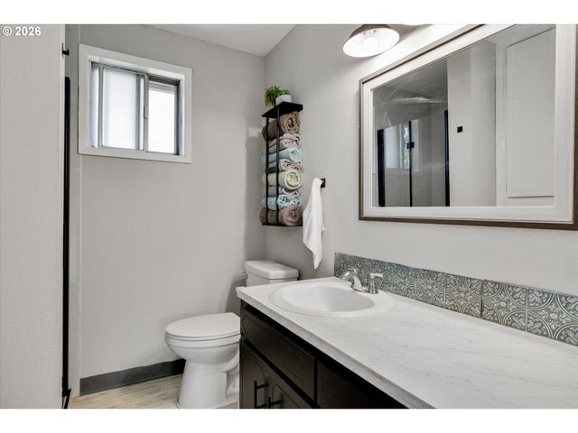 1563 Ne VILLAGE SQUIRE Ct, Gresham, OR 97030
