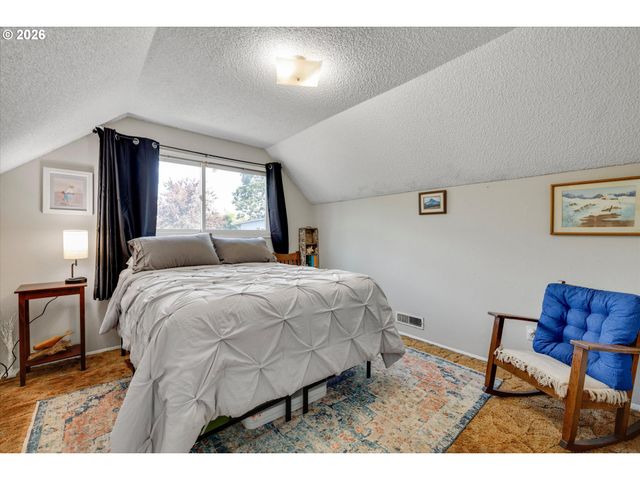 1563 Ne VILLAGE SQUIRE Ct, Gresham, OR 97030
