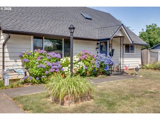 1563 Ne VILLAGE SQUIRE Ct, Gresham, OR 97030
