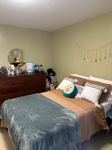 2550 Olinville Avenue 3D, Bronx, NY 10467