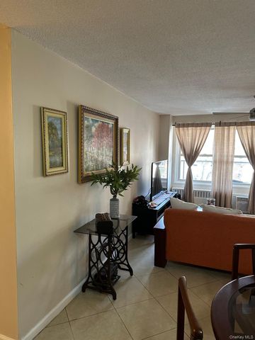 2550 Olinville Avenue 3D, Bronx, NY 10467