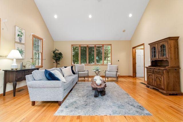 8 Indian Lane, Wakefield, MA 01880