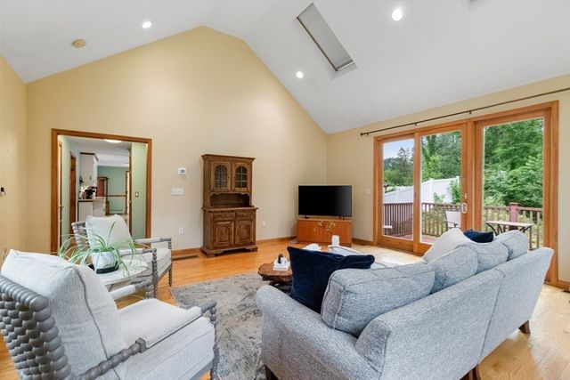8 Indian Lane, Wakefield, MA 01880
