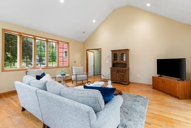 8 Indian Lane, Wakefield, MA 01880