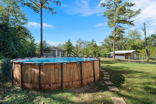 76 Entrekin Rd., Lumberton, MS 39455