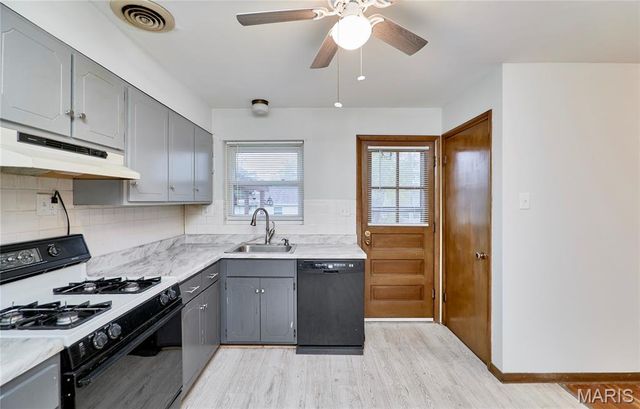 9826 Glenmont Drive, St Louis, MO 63123