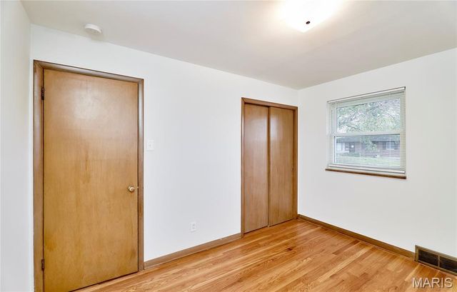 9826 Glenmont Drive, St Louis, MO 63123