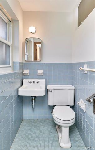 9826 Glenmont Drive, St Louis, MO 63123