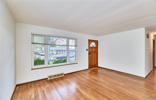 9826 Glenmont Drive, St Louis, MO 63123