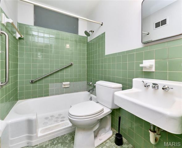 9826 Glenmont Drive, St Louis, MO 63123