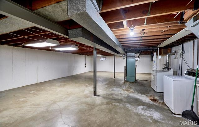 9826 Glenmont Drive, St Louis, MO 63123