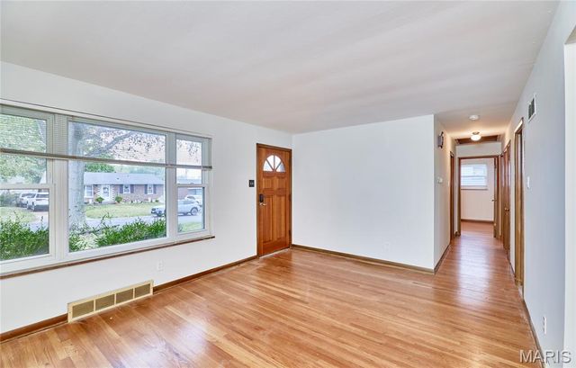 9826 Glenmont Drive, St Louis, MO 63123