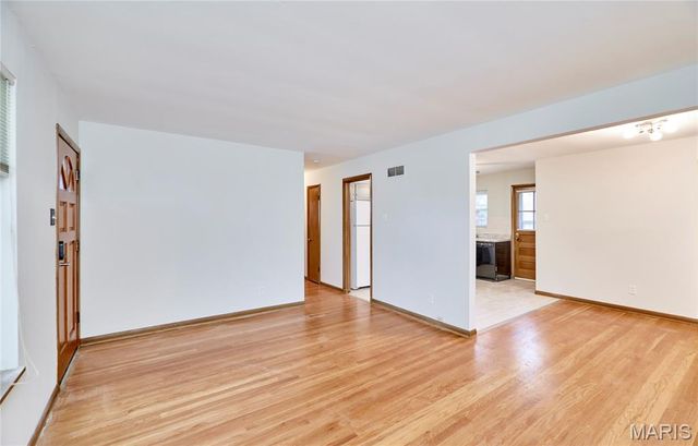 9826 Glenmont Drive, St Louis, MO 63123