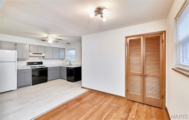 9826 Glenmont Drive, St Louis, MO 63123