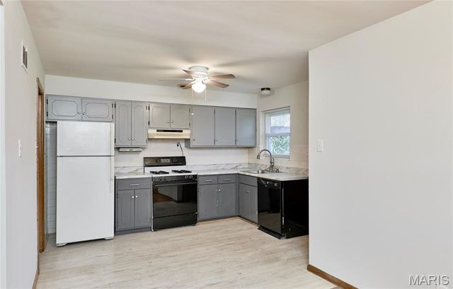 9826 Glenmont Drive, St Louis, MO 63123