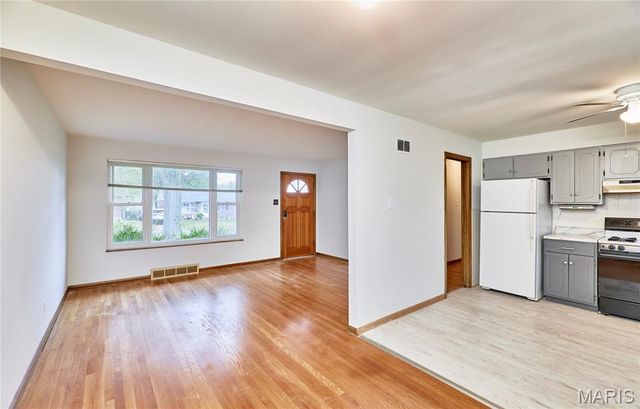 9826 Glenmont Drive, St Louis, MO 63123