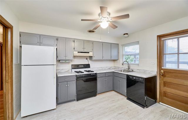 9826 Glenmont Drive, St Louis, MO 63123