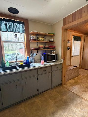 28 Red Bridge Lane, Sylva, NC 28779