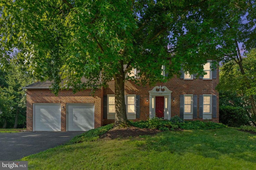 15107 WETHERBURN DR, Centreville, VA 20120