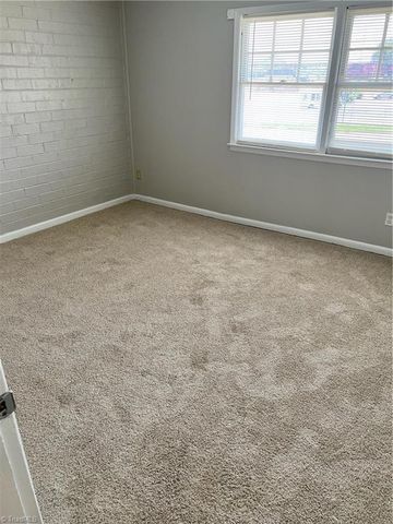 3100 Summit Avenue J, Greensboro, NC 27407