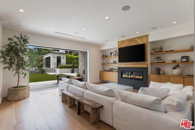 18938 Wells Drive, Tarzana (los Angeles), CA 91356
