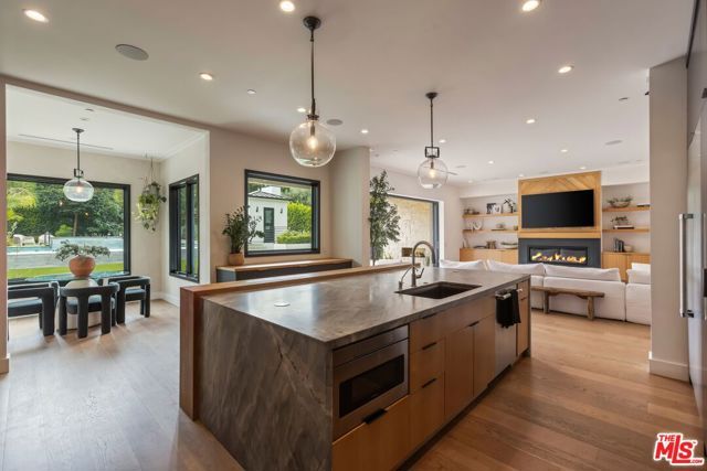 18938 Wells Drive, Tarzana (los Angeles), CA 91356