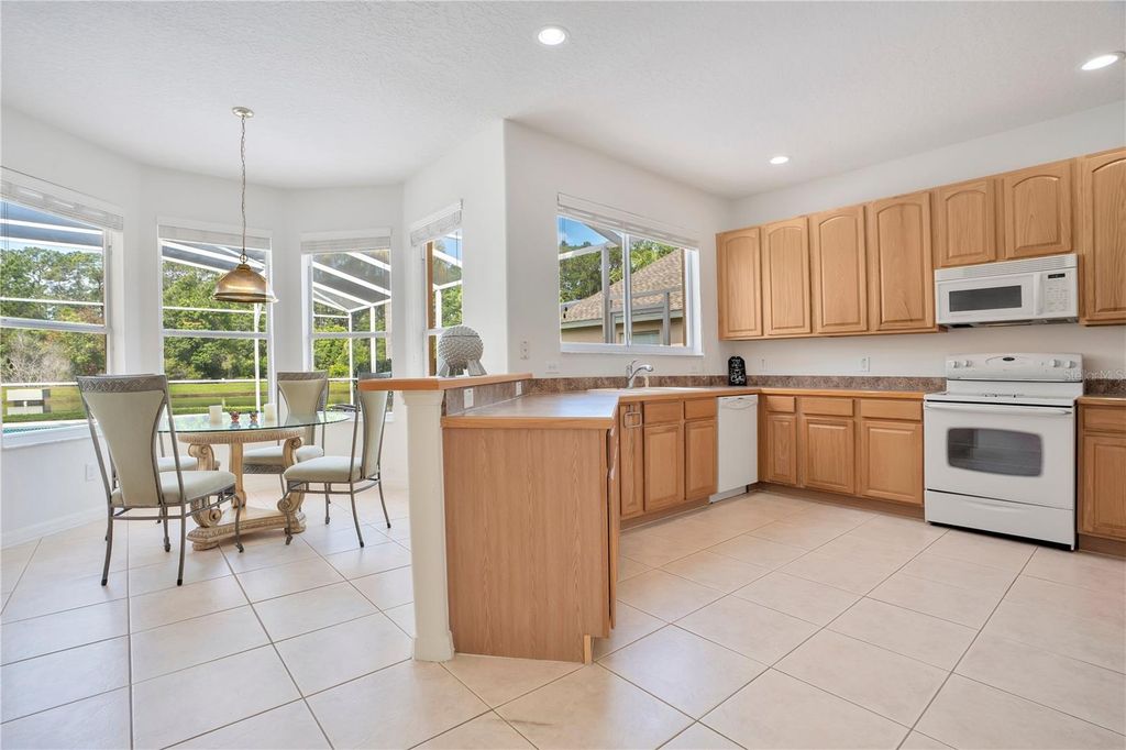 Image 5 of property listing at 9149 PECKY CYPRESS WAY, Orlando, FL 32836