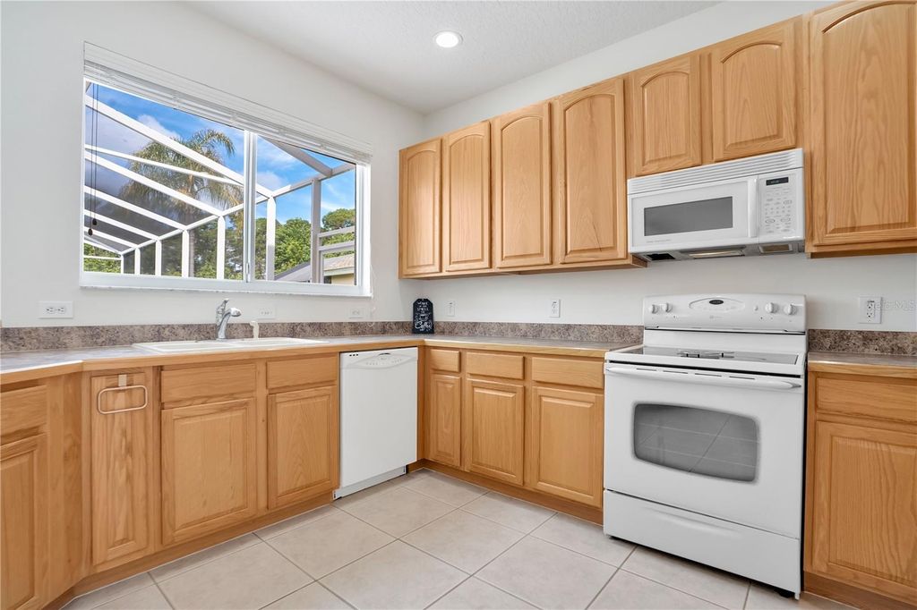 Image 6 of property listing at 9149 PECKY CYPRESS WAY, Orlando, FL 32836