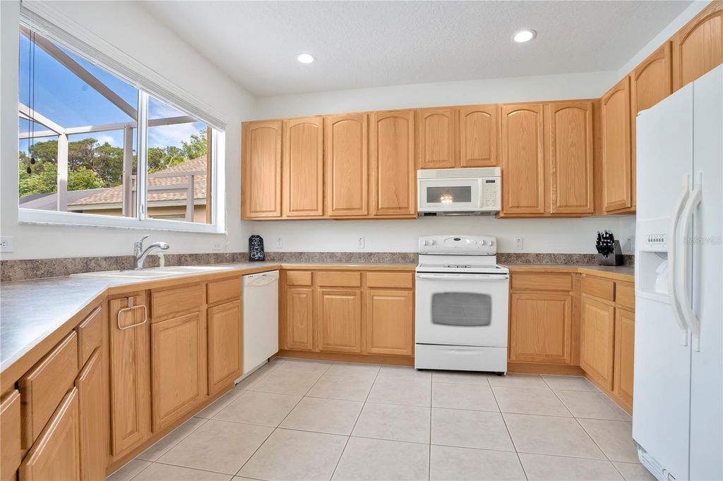 Image 8 of property listing at 9149 PECKY CYPRESS WAY, Orlando, FL 32836