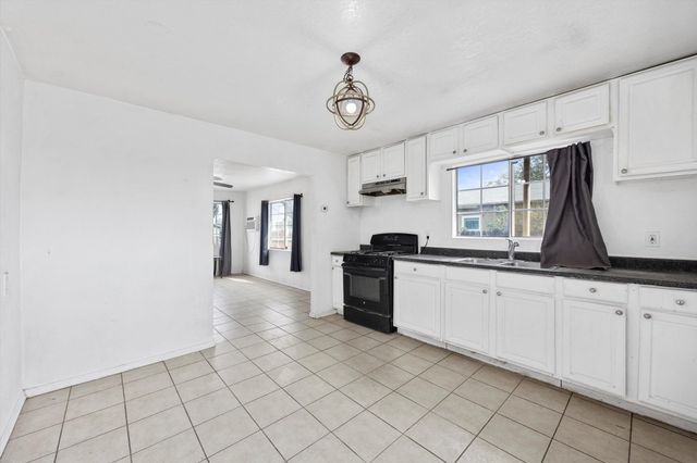 1425 Murdock Street, Bakersfield, CA 93307