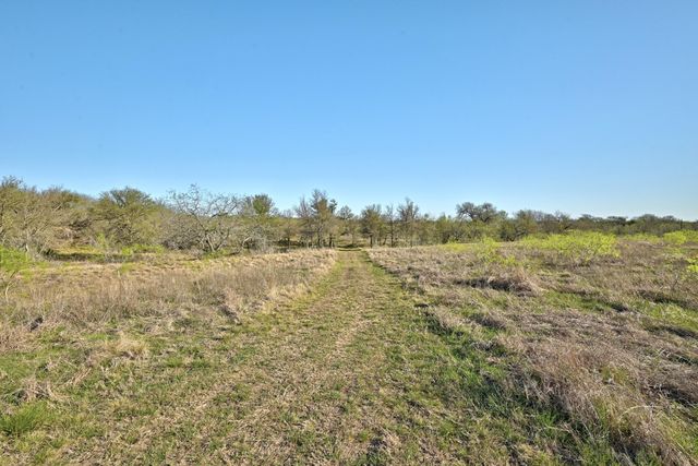 120 Loopsy LN, Dale, TX 78616