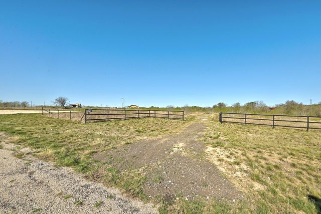 120 Loopsy LN, Dale, TX 78616