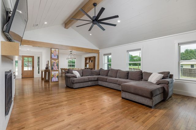 1305 N John Douglas Road, Van Alstyne, TX 75495