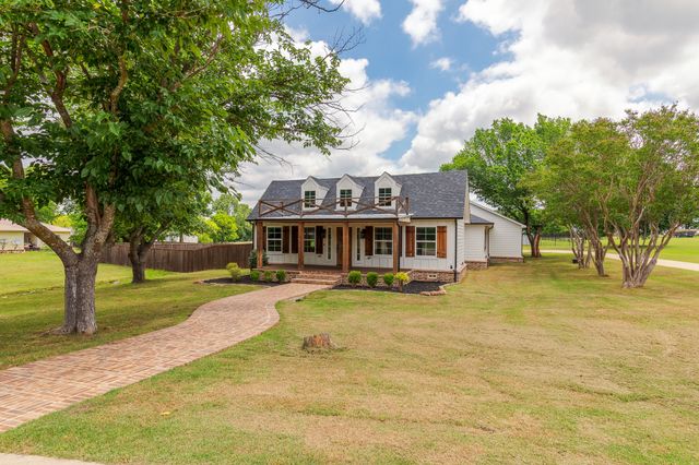 1305 N John Douglas Road, Van Alstyne, TX 75495