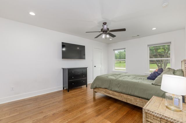 1305 N John Douglas Road, Van Alstyne, TX 75495
