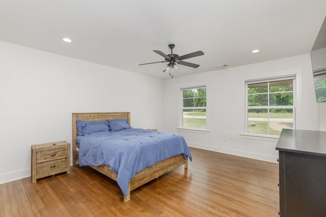 1305 N John Douglas Road, Van Alstyne, TX 75495