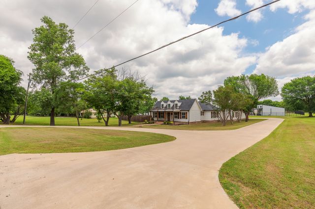 1305 N John Douglas Road, Van Alstyne, TX 75495