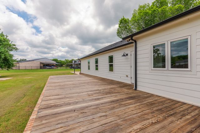 1305 N John Douglas Road, Van Alstyne, TX 75495